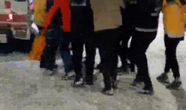 Sultangazi'de karda yürüyüş yaparken düşen kişinin yardımına polisler koştu