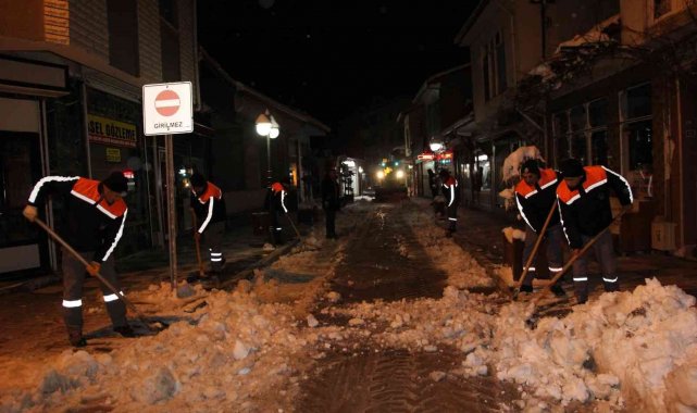 Sungurlu&#039;da belediye ekiplerinin kar mesaisi sürüyor