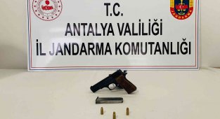 Şüpheli hareketlerde bulunan şahsın üzerinde tabanca bulundu
