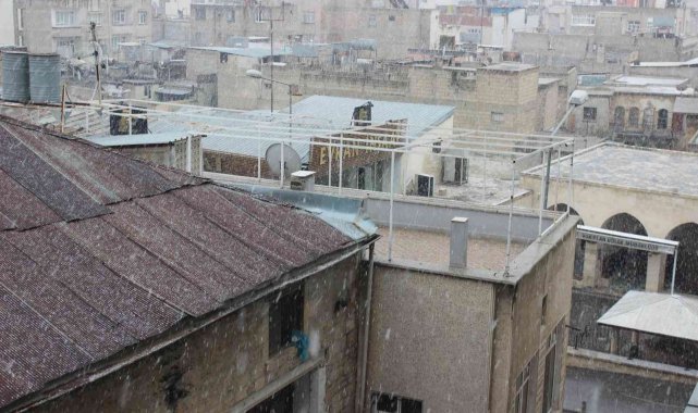 Suriye sınırında 2 yıl aradan sonra kar yağdı