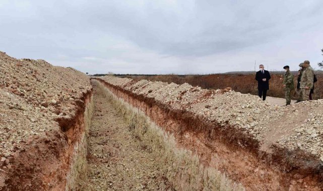 Suriye sınırında tedbirler arttırılarak hendekler kazılıyor