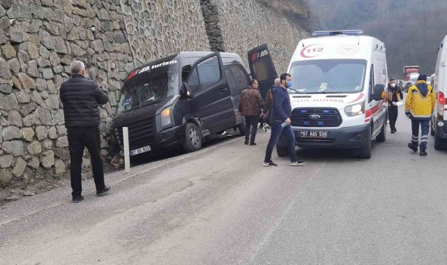 Sürücü kalp krizi geçirdi, minibüs duvara çarptı: 12 yaralı