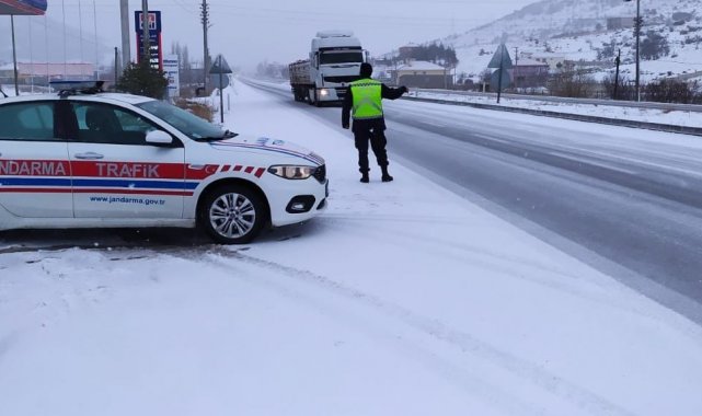 Sürücülerin sıkıntı yaşamamaları için jandarma sürekli devriye gezdi