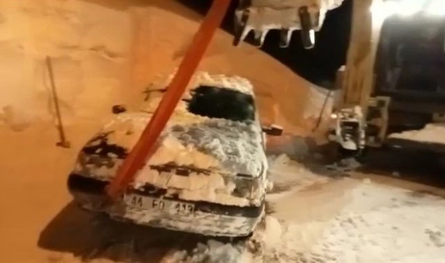 Sürücünün bıraktığı aracı 5 metre karın altından çıktı