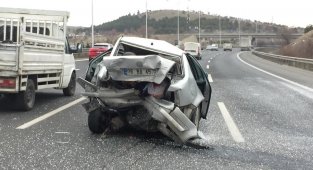 Sürücüsü kalp krizi geçiren araç otomobille çarpıştı: 2 yaralı