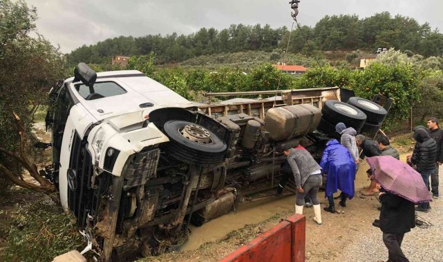 Süt kamyonu kanala devrildi, 7 ton süt döküldü
