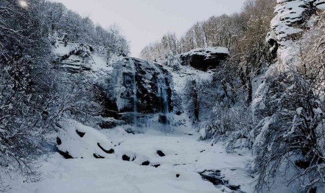 Suuçtu Şelalesi kışın da büyülüyor