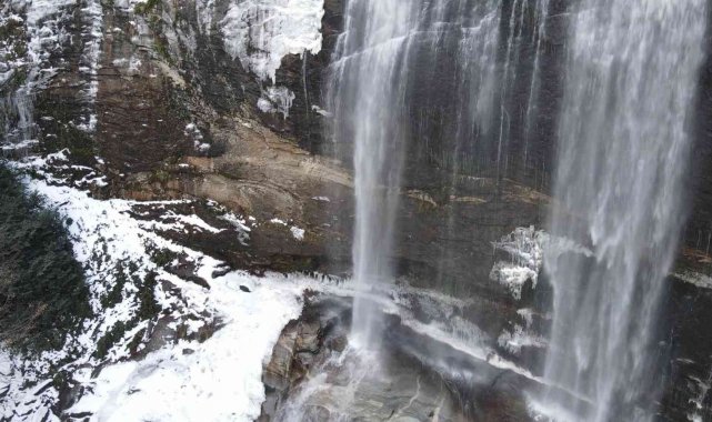 Suuçtu Tabiat Parkı buzlarla kaplandı