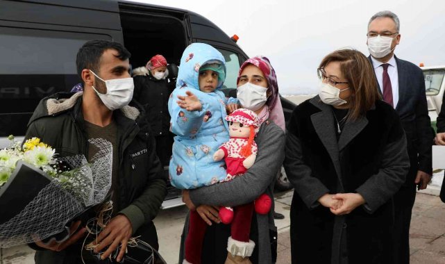 Taburcu olan minik Asiye memleketi Gaziantep'e döndü