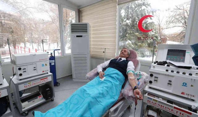 Tahmazoğlu kan vererek kan bağışı çağrısında bulundu