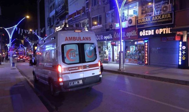 Takip edilip cadde ortasında bıçaklandılar