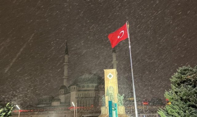 Taksim Meydanı'da kar etkisini arttırdı