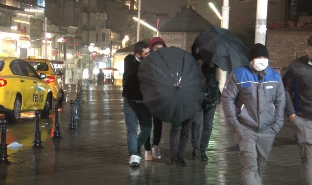 Taksim'de yağmur ve fırtına vatandaşlara zor anlar yaşattı