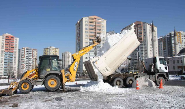 Talas'ta çocukların kızak keyfi için kamyonlarla kar taşındı