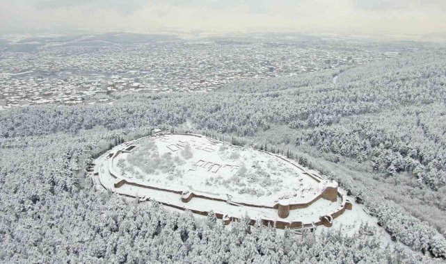 Tarihi Aydos Kalesi kar yağışıyla beyaza büründü