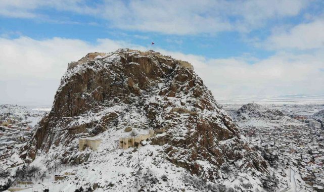 Tarihi Karahisar Kalesi beyaz gelinliğini giydi