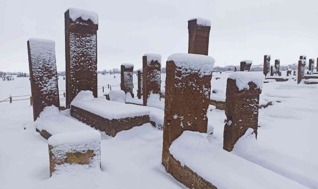 Tarihi mezarlıktan kartpostallık kar manzaraları