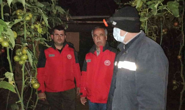 Tarım ekipleri zirai don nöbetindeki üreticileri ziyaret etti