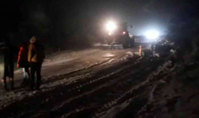 Tarsus-Çamlıyayla yolu kardan dolayı trafiğe kapandı