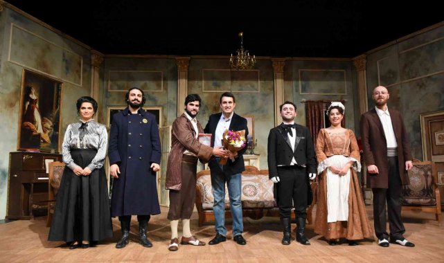 Tarsus Şehir Tiyatrosu, 'Çehov Vodvil' oyunuyla Aksaraylı izleyicilerle buluştu