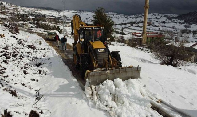 Tarsus'ta ekiplerin karla mücadelesi aralıksız sürüyor