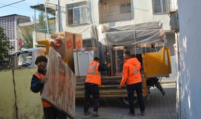 Tarsus'ta evi yanan 3 aileye eşya desteği