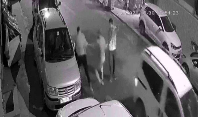 Tartıştıkları genci sokak ortasında dakikalarca darp ettiler