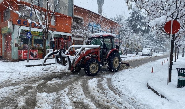 Taşova Belediyesi, kar temizleme ve tuzlama çalışmalarına devam ediyor