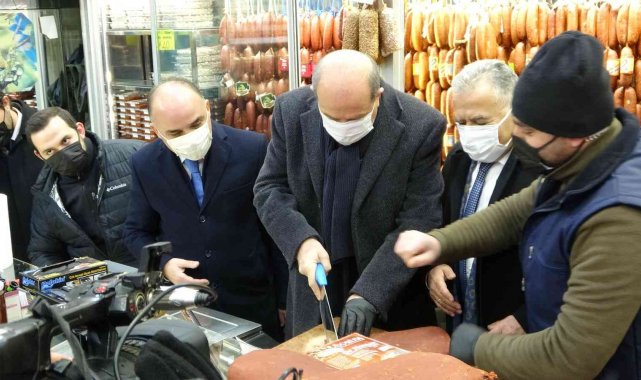 Tatar pastırma kesti, esnafı ziyaret etti