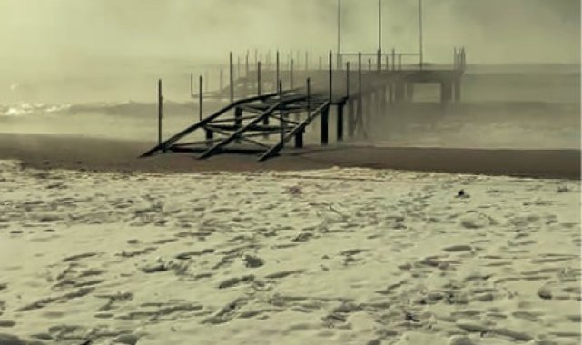 Tatil merkezi Manavgat'ın sahilleri beyaza büründü