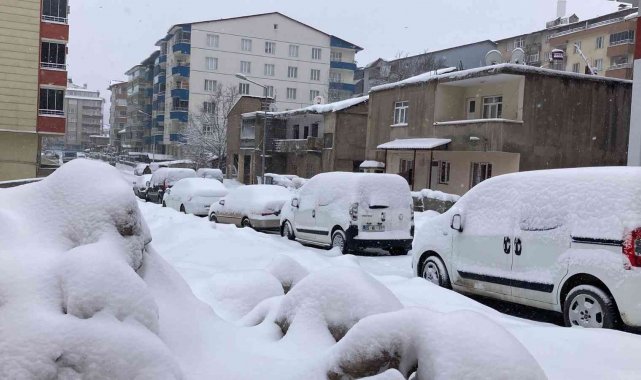 Tatvan'da kar kalınlığı 4 metreyi buldu