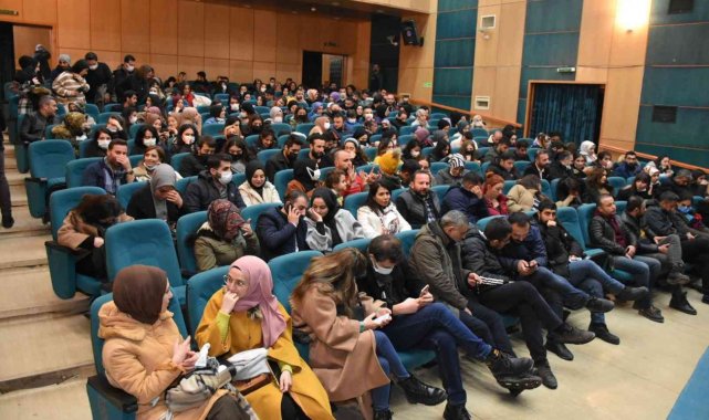Tatvan'da tiyatro oyununa yoğun ilgi