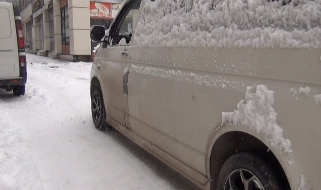 Tavşanlı&#039;da kar ulaşımda aksamalara neden oldu