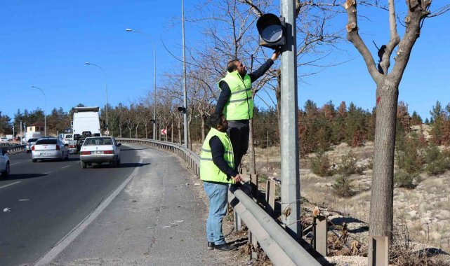 Tehlikeli virajlara flaşörlü önlem