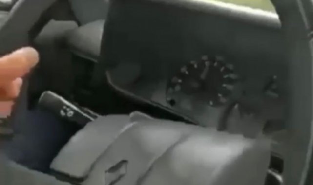 Tek şeritli yolda hız yaparken kendi kazalarını kaydettiler