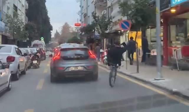 Tek teker üstünde hem kendini, hem de trafiği tehlikeye attı