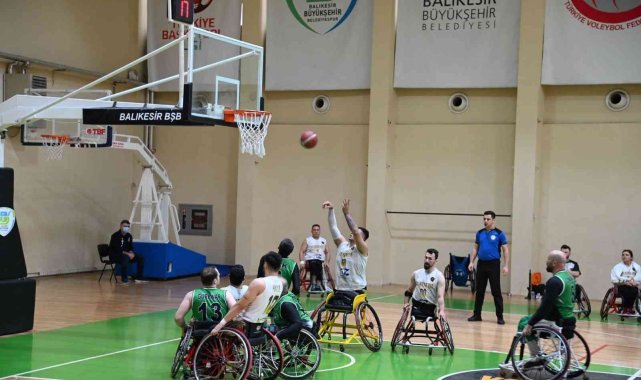 Tekerlekli sandalye basketbol takımı farklı kazandı
