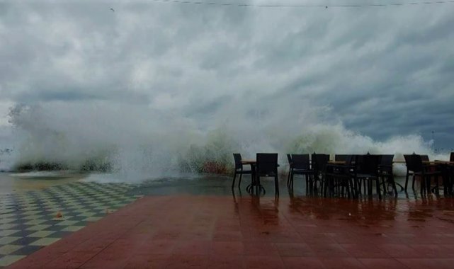 Tekirdağ'da dev dalgalar