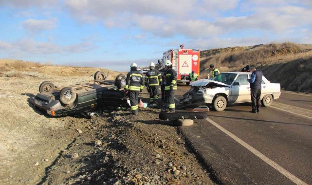 Tekirdağ'da iki otomobil çarpıştı: 3 yaralı