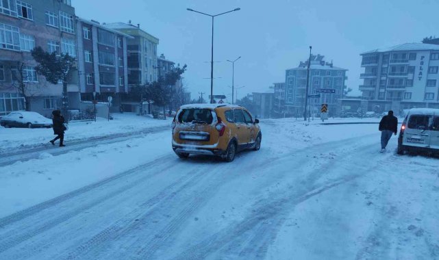 Tekirdağ&#039;da kar yağışı hayatı olumsuz etkiledi