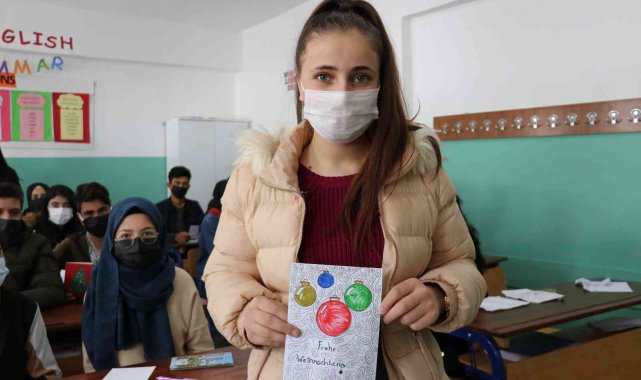 Teknolojiye inat mektupla sınırları aştılar