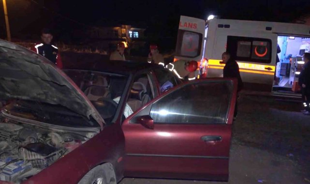 Telefon direğine çarpan otomobil evin bahçesine uçtu: 1 yaralı