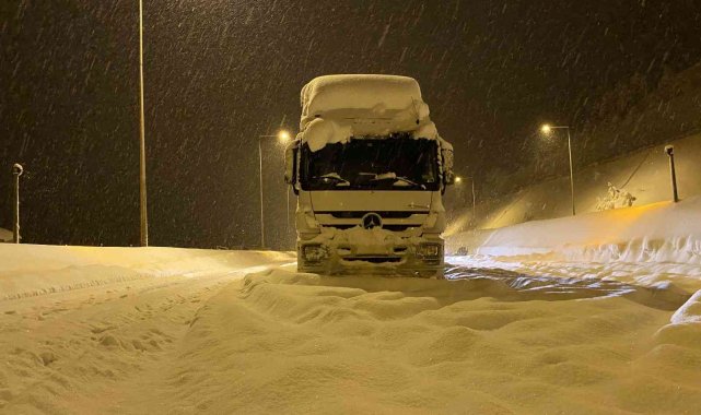 TEM Otoyolu Bolu Dağı geçişinde yol 8 saattir ulaşıma kapalı, kontak kapatan araçlar beyaza büründü