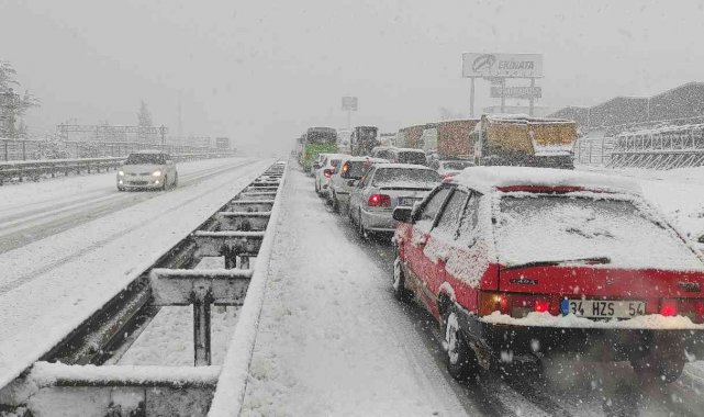 TEM Otoyolu ile D-100 karayolu İstanbul istikameti ulaşıma kapandı