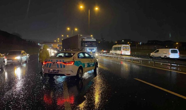 TEM Otoyolu'nda kamyon önündeki araca çarptı, 1 yaralı