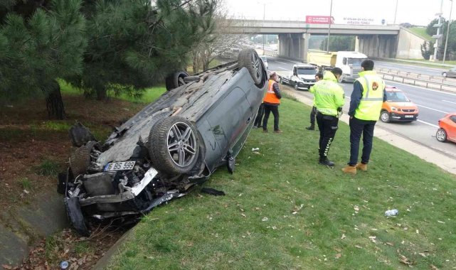 TEM Otoyolunda takla atan lüks otomobilden yara almadan kurtuldu