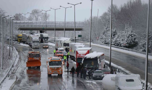 TEM&#039;de 13 araçlı zincirleme kaza: 2 yaralı