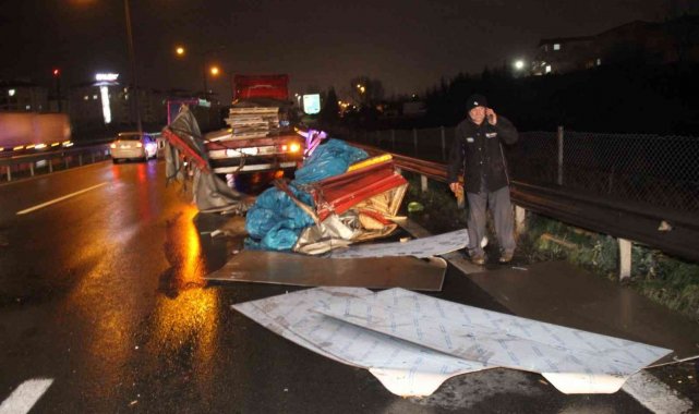 TEM'de 2 tır ve 1 kamyonetin karıştığı zincirleme kazada faciadan dönüldü