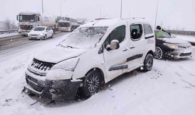 TEM'de 20 araç ve 4 tırın karıştığı kazada 5 kişi yaralandı