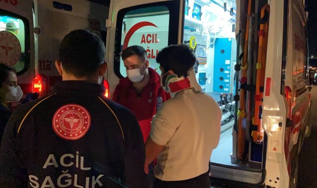 TEM'de bariyere çarpan otomobil ile hafif ticari araç çarpıştı: 3 yaralı